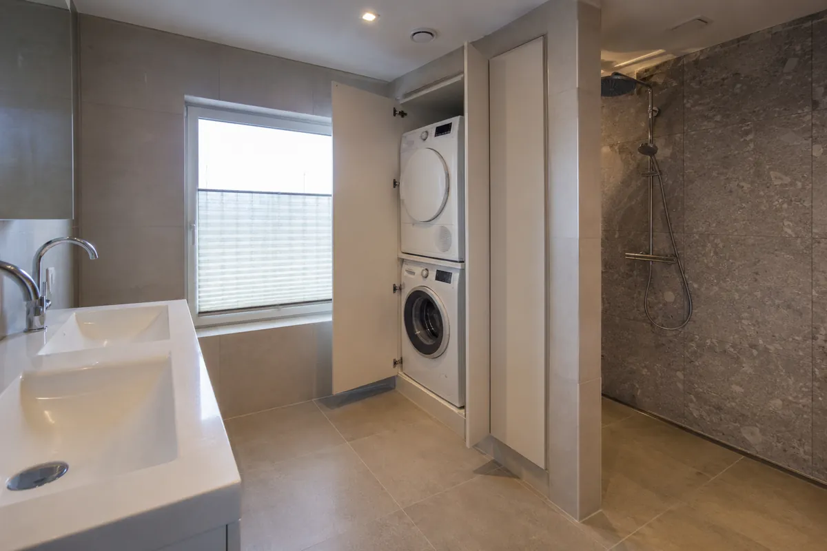 Badkamer met ingebouwde wasmachinekast, Amstelveen