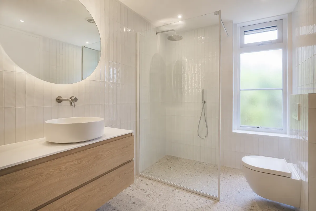 Lichte badkamer met witte tegels en eikenhouten meubel, Eindhoven