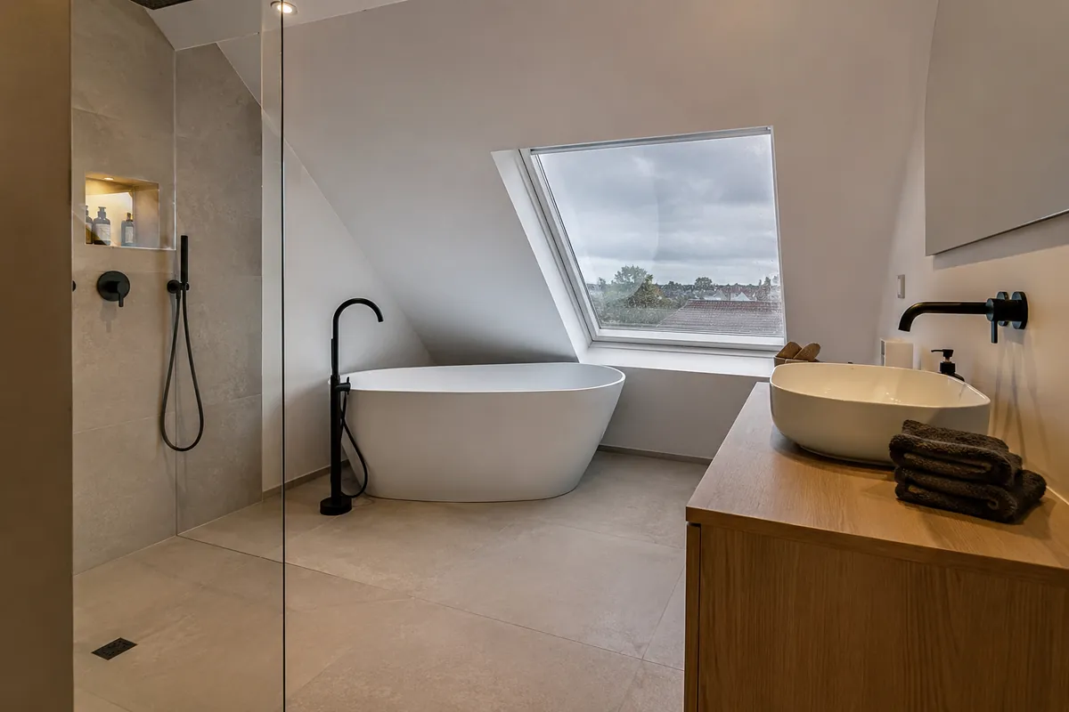 Zolderbadkamer met dakraam en inloopdouche, Haarlem