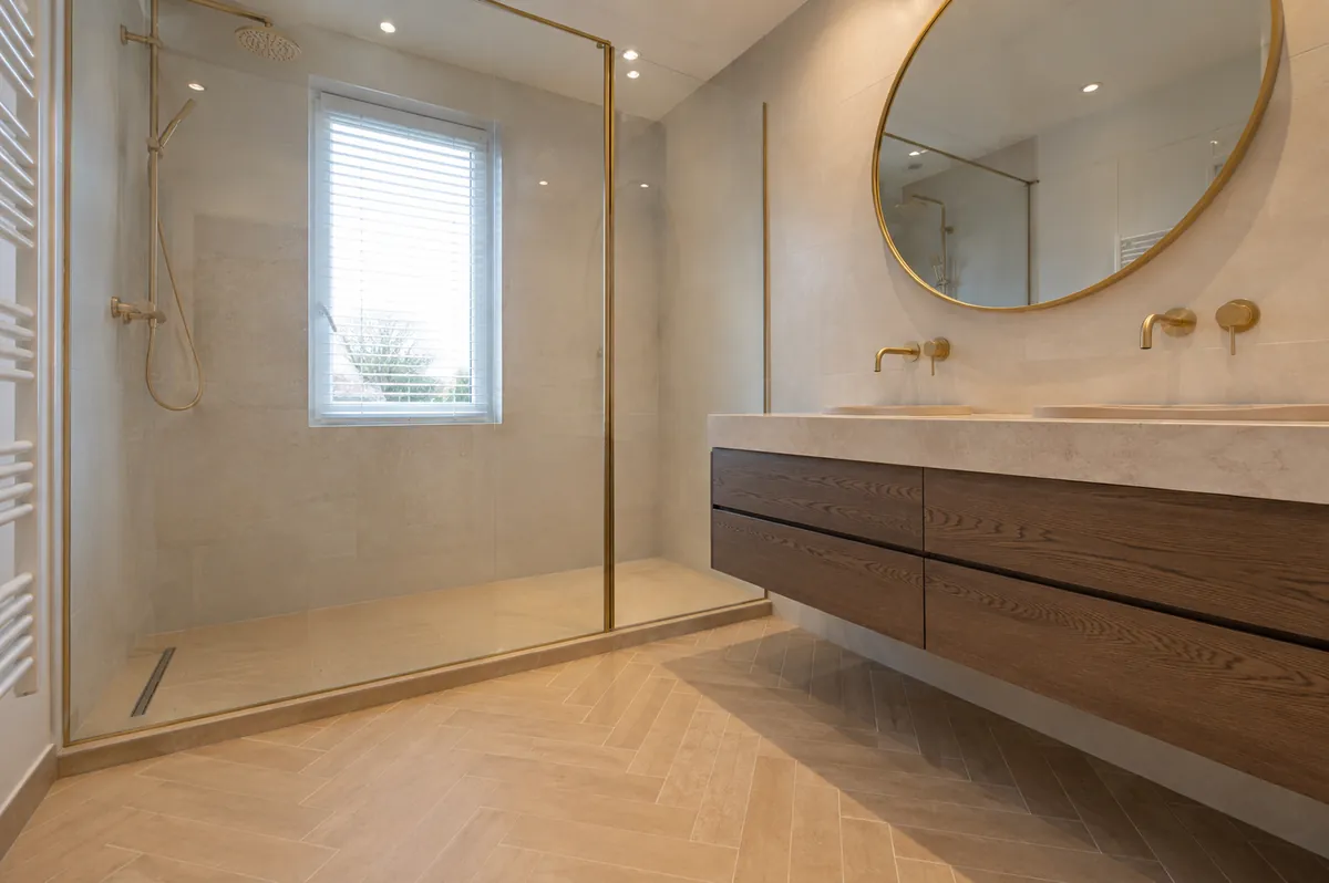 Badkamer met visgraatvloer en messing inloopdouche, Hilversum