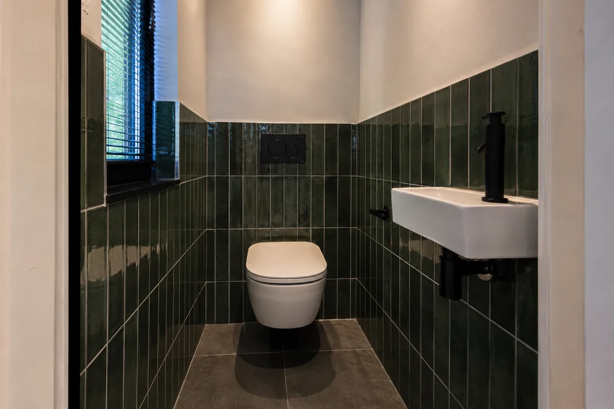 Toilet met flessengroene tegels, Zwolle